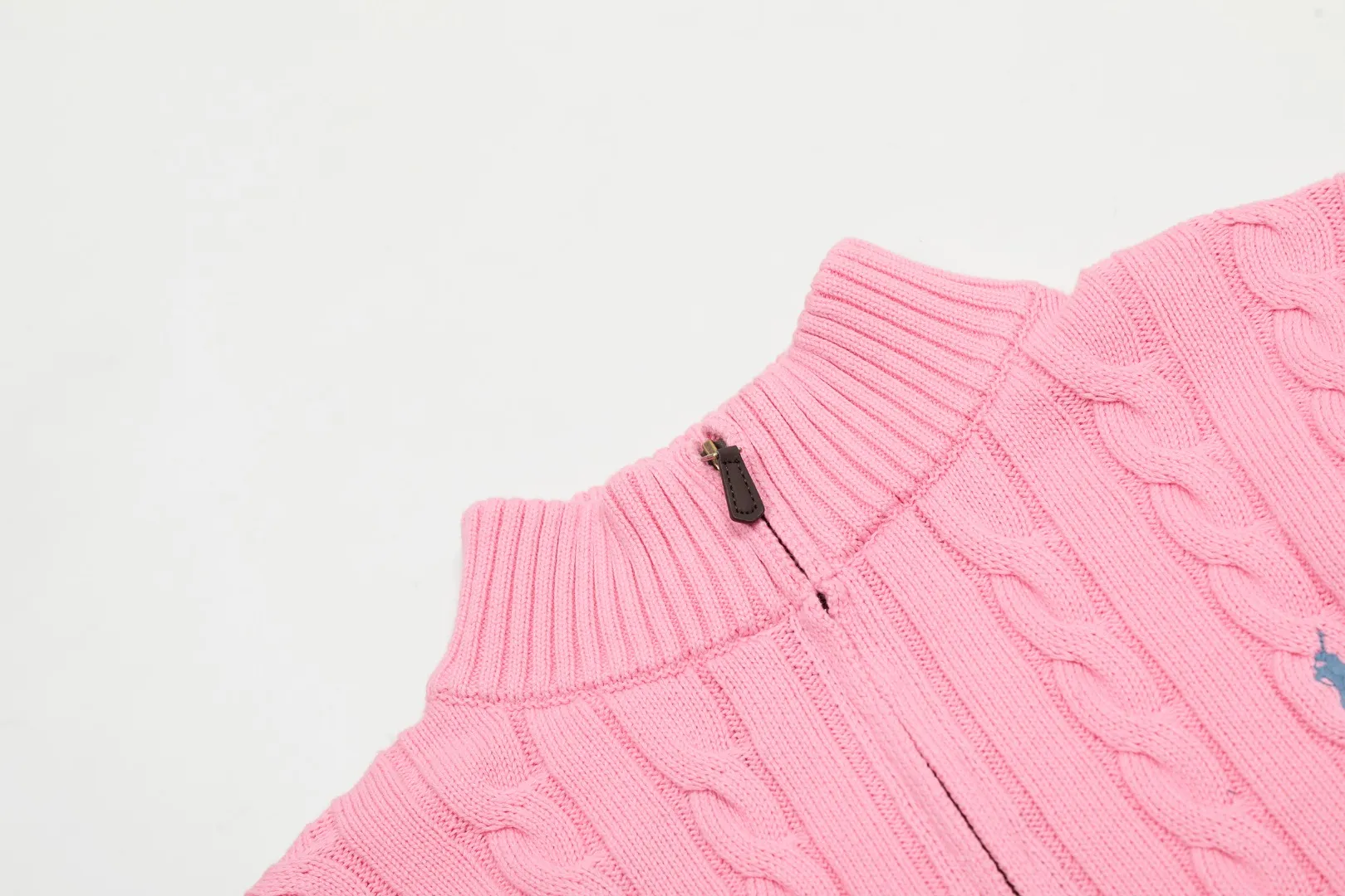 P250 Top quality" Style number: DS014# (not off the shelves all year round) [Ralph Lauren half-zip solid color pony embroidery logo twist knitted sweater] ✅Ralph Lauren half-zip classic basic versatile unisex couple pullover sweater ✅Main supplier platform live broadcast Wholesale entity Replenish when out of stock Not off the shelf ✅ZP quality 1:1 version Scan the code to enter the GF website Counter quality ✅Detailed quality The only one in Guangzhou Imported quality cotton yarn, focusing on high-end, cost-effective, good quality needless to say ✅The version is restored to the original order, the maximum size can be worn up to 200 pounds, loose, comfortable and stress-free ✅The upper body is simple and easy to match, ootd must-have style, good-looking clothes are never picky, a must-have wardrobe recommendation Size: S-XL Color: Navy blue milk white black pure white gray khaki light blue yellow pink olive green red blue label red gold label